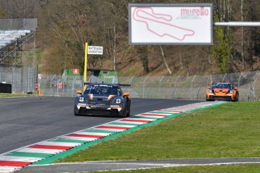 Scarperia, 23 Mart 2023: Porsche 911 GT3 Cup 992 NKPP Takımının HRT Performans sürücüsü Gijs Bessem-Harry Hilders İtalya 'daki Mugello Pisti' nde 12.00 Hankook Yarışı sırasında görev başında..