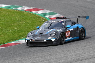 Scarperia, 23 Mart 2023: Porsche 911 GT3 Kupası 992 HRT Performans sürücüsü Bob Herber-Marcel Van Berlo İtalya 'daki Mugello Pisti' nde 12: 00 Hankook Yarışı sırasında görev başında.