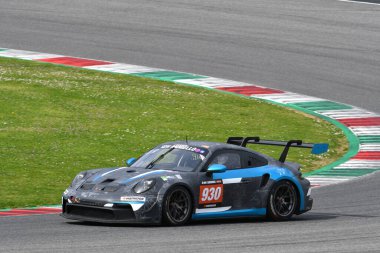 Scarperia, 23 Mart 2023: Porsche 911 GT3 Kupası 992 HRT Performans sürücüsü Bob Herber-Marcel Van Berlo İtalya 'daki Mugello Pisti' nde 12: 00 Hankook Yarışı sırasında görev başında.
