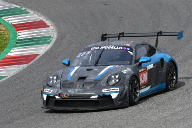 Scarperia, 23 Mart 2023: Porsche 911 GT3 Kupası 992 HRT Performans sürücüsü Bob Herber-Marcel Van Berlo İtalya 'daki Mugello Pisti' nde 12: 00 Hankook Yarışı sırasında görev başında.