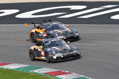 Scperia 23 Mart 2023: Porsche 911 GT3 Cup 992 Pampanini-Monaco-Strzinger takımı tarafından İtalya 'daki Mugello Pisti' nde yapılan 12h Hankook Yarışı sırasında kullanıldı..