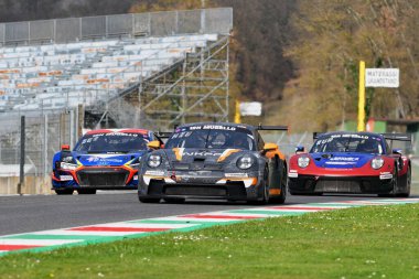 Scperia 23 Mart 2023: Porsche 911 GT3 Cup 992 Pampanini-Monaco-Strzinger takımı tarafından İtalya 'daki Mugello Pisti' nde yapılan 12h Hankook Yarışı sırasında kullanıldı..