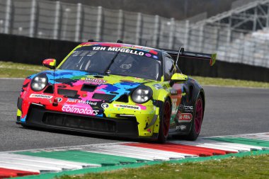 Scarperia, 23 Mart 2023: Porsche 911 GT3 Kupası Ebimotors takımı Willi Motorsport 'un 992 numaralı kupası Broggi-Nicolae tarafından İtalya Mugello Pisti' nde 12h Hankook Yarışı sırasında kullanıldı..