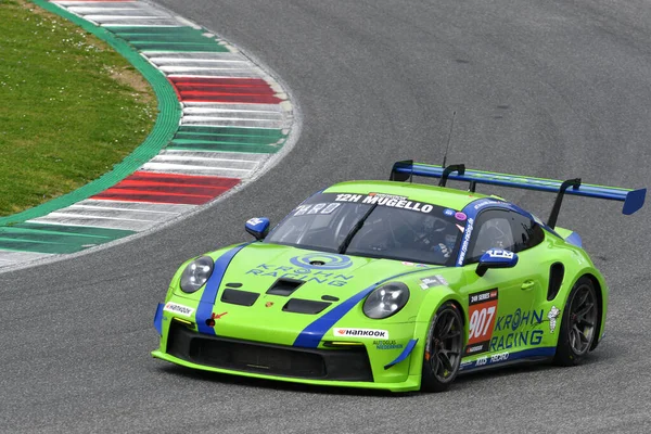 Scarperia 23 Mart 2023: Porsche 911 GT3 Cup 992 RPM Yarış Pisti Tracy Krohn-Niclas Jnsson-Philip Hamprecht İtalya 'daki Mugello Pisti' nde 12h Hankook Yarışı sırasında