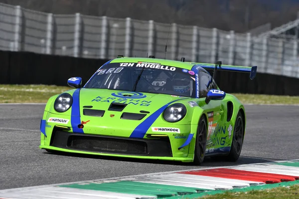 Ação Rápida De Super Carro Porsche 911 Gt3 De Corrida Em Pista De