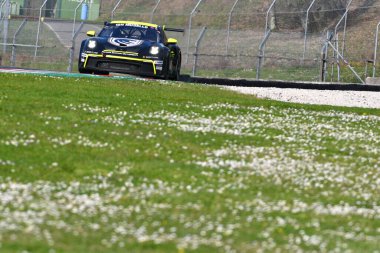 Scarperia, 23 Mart 2023: Porsche 911 GT3 Cup 992 Neuhofer-Zlof-Birkner-Ragginger tarafından İtalya 'daki Mugello Pisti' nde gerçekleştirilen 12: 00 Hankook Yarışı sırasında çekildi..