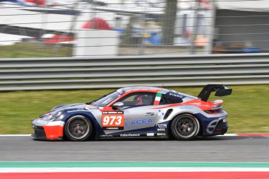 Scarperia, 23 Mart 2023: Porsche 911 GT3 Cup 992 Ebimotors takımından Venerosi-Gnemmi-Piccioli, İtalya 'daki Mugello Pisti' nde 12h Hankook Yarışı sırasında.