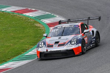 Scarperia, 23 Mart 2023: Porsche 911 GT3 Cup 992 Ebimotors takımından Venerosi-Gnemmi-Piccioli, İtalya 'daki Mugello Pisti' nde 12h Hankook Yarışı sırasında.