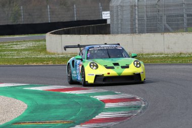 Scarperia, 23 Mart 2023: Porsche 911 GT3 Cup 992 Kupcikas-Slimas-Tautvydas-Zadeika tarafından İtalya 'daki Mugello Pisti' nde gerçekleştirilen Hankook Yarışı sırasında gerçekleştirilmiştir..