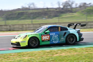 Scarperia, 23 Mart 2023: Porsche 911 GT3 Cup 992 Kupcikas-Slimas-Tautvydas-Zadeika tarafından İtalya 'daki Mugello Pisti' nde gerçekleştirilen Hankook Yarışı sırasında gerçekleştirilmiştir..