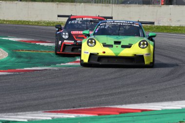 Scarperia, 23 Mart 2023: Porsche 911 GT3 Cup 992 Kupcikas-Slimas-Tautvydas-Zadeika tarafından İtalya 'daki Mugello Pisti' nde gerçekleştirilen Hankook Yarışı sırasında gerçekleştirilmiştir..