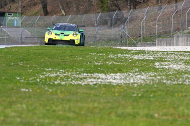 Scarperia, 23 Mart 2023: Porsche 911 GT3 Cup 992 Kupcikas-Slimas-Tautvydas-Zadeika tarafından İtalya 'daki Mugello Pisti' nde gerçekleştirilen Hankook Yarışı sırasında gerçekleştirilmiştir..