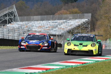 Scarperia, 23 Mart 2023: Porsche 911 GT3 Cup 992 Kupcikas-Slimas-Tautvydas-Zadeika tarafından İtalya 'daki Mugello Pisti' nde gerçekleştirilen Hankook Yarışı sırasında gerçekleştirilmiştir..