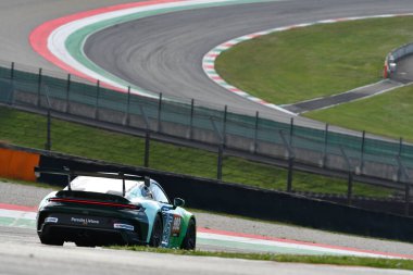 Scarperia, 23 Mart 2023: Porsche 911 GT3 Cup 992 Kupcikas-Slimas-Tautvydas-Zadeika tarafından İtalya 'daki Mugello Pisti' nde gerçekleştirilen Hankook Yarışı sırasında gerçekleştirilmiştir..