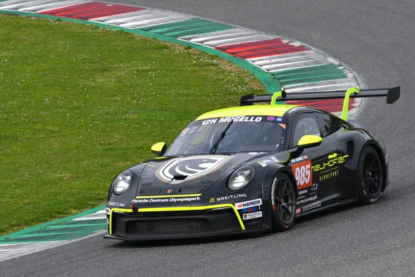 Scarperia, 23 Mart 2023: Porsche 911 GT3 Cup 992 Neuhofer-Zlof-Birkner-Ragginger tarafından İtalya 'daki Mugello Pisti' nde gerçekleştirilen 12: 00 Hankook Yarışı sırasında çekildi..