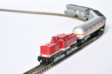 Floransa, Ağustos 2023 - İtalya: Yük treni modeli beyaz arka planda izole edildi