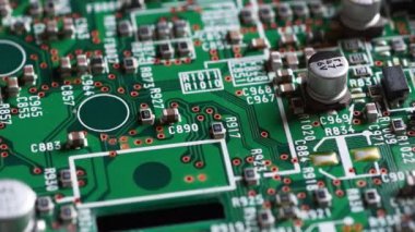 Dönüşümlü bileşenleri olan devre kartı. Elektronik bileşenleri olan yeşil elektronik panoya aşırı yakın çekim.