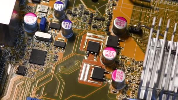 Detail Elektronických Komponent Mikročipů Kondenzátorů Moderním Základní Desce — Stock video