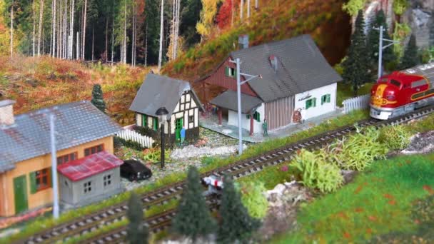 Florens Maj 2023 Miniatyrtåg Modelljärnväg Miniatyrmodell Ett Godståg Som Anländer — Stockvideo