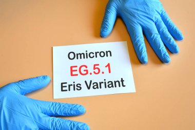 Doktorun elleri mavi eldivenli, beyaz kağıtlı ve 