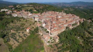 İnsansız hava aracı muhteşem otantik bir deniz aygırı şehri üzerinde uçuyor. Toskana 'nın Siena eyaletindeki bir İtalyan belediyesi olan Chiusdino' nun güzel ortaçağ tarihi merkezinin havadan görünüşü.