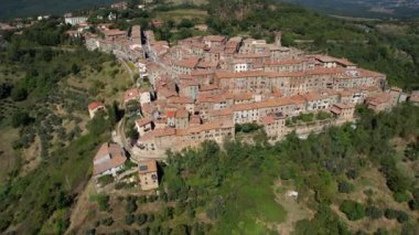 İnsansız hava aracı muhteşem otantik bir deniz aygırı şehri üzerinde uçuyor. Toskana 'nın Siena eyaletindeki bir İtalyan belediyesi olan Chiusdino' nun güzel ortaçağ tarihi merkezinin havadan görünüşü.