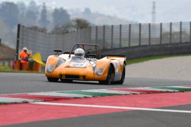 Scarperia, 2 Nisan 2023: Lola T212, 1971 Mugello Classic 2023 'te İtalya Mugello Pisti' nde eylem halindeydi..