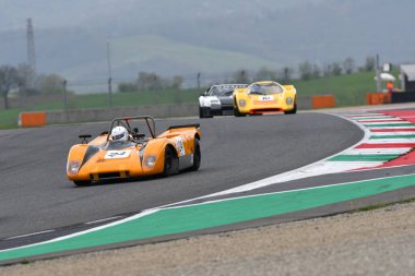 Scarperia, 2 Nisan 2023: Lola T212, 1971 Mugello Classic 2023 'te İtalya Mugello Pisti' nde eylem halindeydi..