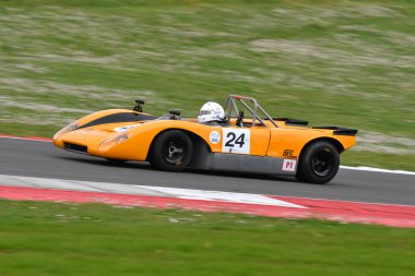 Scarperia, 2 Nisan 2023: Lola T212, 1971 Mugello Classic 2023 'te İtalya Mugello Pisti' nde eylem halindeydi..