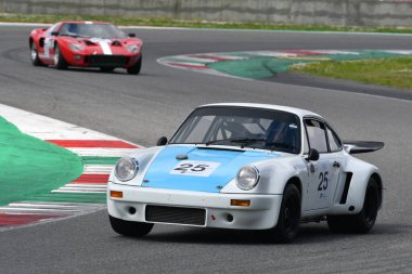 Scarperia, 2 Nisan 2023: Porsche 911 Carrera RSR 3.0 yıl 1974 Mugello Classic 2023 'te İtalya' daki Mugello Pisti 'nde.