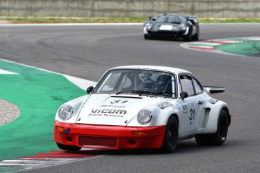 Scarperia, 2 Nisan 2023: Porsche 911 Carrera RSR 3.0 yıl 1974 Mugello Classic 2023 'te İtalya' daki Mugello Pisti 'nde.