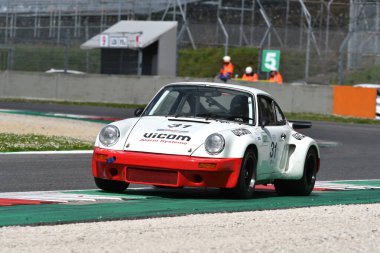 Scarperia, 2 Nisan 2023: Porsche 911 Carrera RSR 3.0 yıl 1974 Mugello Classic 2023 'te İtalya' daki Mugello Pisti 'nde.