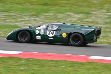 Scarperia, 2 Nisan 2023: Lola T70 Mk III B yılı 1969 Mugello Classic 2023 tarihinde İtalya Mugello Pisti 'nde