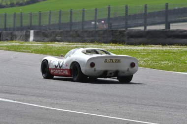 Scarperia, 2 Nisan 2023: Porsche 910 of year 1967 Mugello Classic 2023 yılında İtalya 'daki Mugello Circuit.