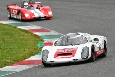 Scarperia, 2 Nisan 2023: Porsche 910 of year 1967 Mugello Classic 2023 yılında İtalya 'daki Mugello Circuit.