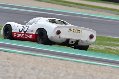 Scarperia, 2 Nisan 2023: Porsche 910 of year 1967 Mugello Classic 2023 yılında İtalya 'daki Mugello Circuit.