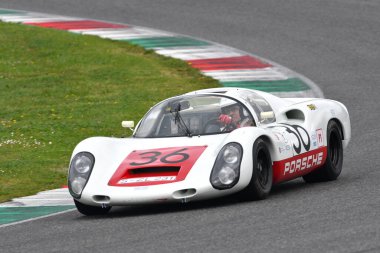 Scarperia, 2 Nisan 2023: Porsche 910 of year 1967 Mugello Classic 2023 yılında İtalya 'daki Mugello Circuit.