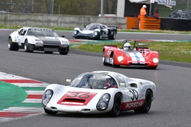 Scarperia, 2 Nisan 2023: Porsche 910 of year 1967 Mugello Classic 2023 yılında İtalya 'daki Mugello Circuit.