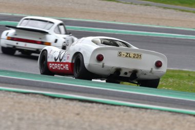 Scarperia, 2 Nisan 2023: Porsche 910 of year 1967 Mugello Classic 2023 yılında İtalya 'daki Mugello Circuit.