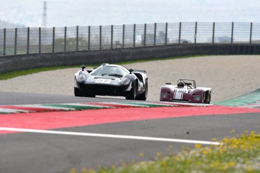 Scarperia, 2 Nisan 2023: Lola T70 Mk III B yılı 1967 Mugello Classic 2023 tarihinde İtalya Mugello Pisti 'nde.