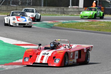 Scarperia, 2 Nisan 2023: Chevron B19 yıl 1971 Mugello Classic 2023 tarihinde İtalya 'daki Mugello Pisti' nde eylem halindeydi..