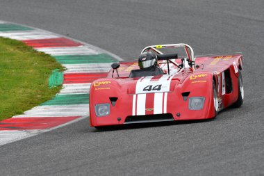Scarperia, 2 Nisan 2023: Chevron B19 yıl 1971 Mugello Classic 2023 tarihinde İtalya 'daki Mugello Pisti' nde eylem halindeydi..