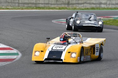 Scarperia, 2 Nisan 2023: Chevron B19 yıl 1971 Mugello Classic 2023 tarihinde İtalya 'daki Mugello Pisti' nde eylem halindeydi..