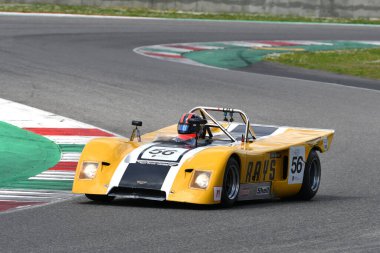 Scarperia, 2 Nisan 2023: Chevron B19 yıl 1971 Mugello Classic 2023 tarihinde İtalya 'daki Mugello Pisti' nde eylem halindeydi..