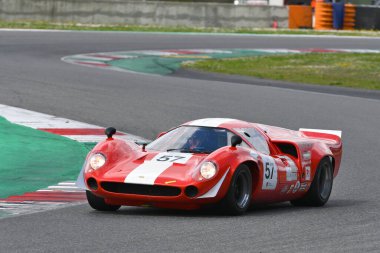 Scarperia, 2 Nisan 2023: Lola T70 Mk III B yılı 1967 Mugello Classic 2023 tarihinde İtalya Mugello Pisti 'nde.