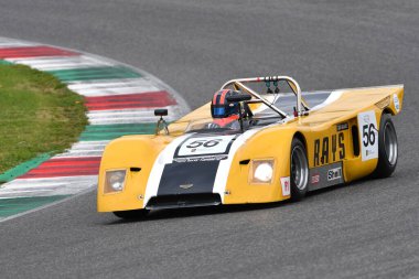 Scarperia, 2 Nisan 2023: Chevron B19 yıl 1971 Mugello Classic 2023 tarihinde İtalya 'daki Mugello Pisti' nde eylem halindeydi..