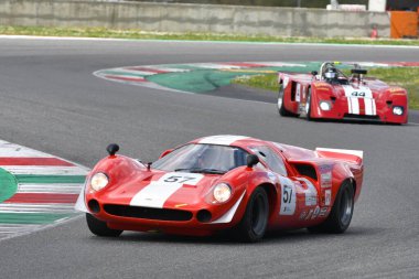 Scarperia, 2 Nisan 2023: Lola T70 Mk III B yılı 1967 Mugello Classic 2023 tarihinde İtalya Mugello Pisti 'nde.