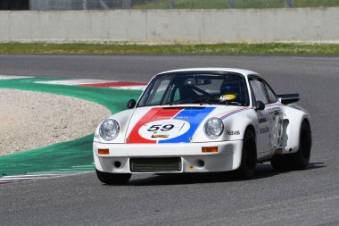 Scarperia, 2 Nisan 2023: Porsche 911 Carrera RSR 3.0 yıl 1974 Mugello Classic 2023 'te İtalya' daki Mugello Pisti 'nde.