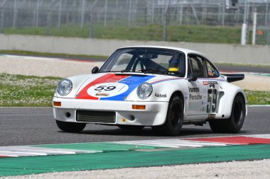 Scarperia, 2 Nisan 2023: Porsche 911 Carrera RSR 3.0 yıl 1974 Mugello Classic 2023 'te İtalya' daki Mugello Pisti 'nde.