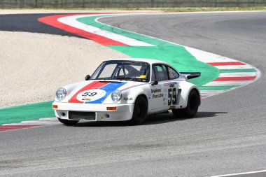 Scarperia, 2 Nisan 2023: Porsche 911 Carrera RSR 3.0 yıl 1974 Mugello Classic 2023 'te İtalya' daki Mugello Pisti 'nde.